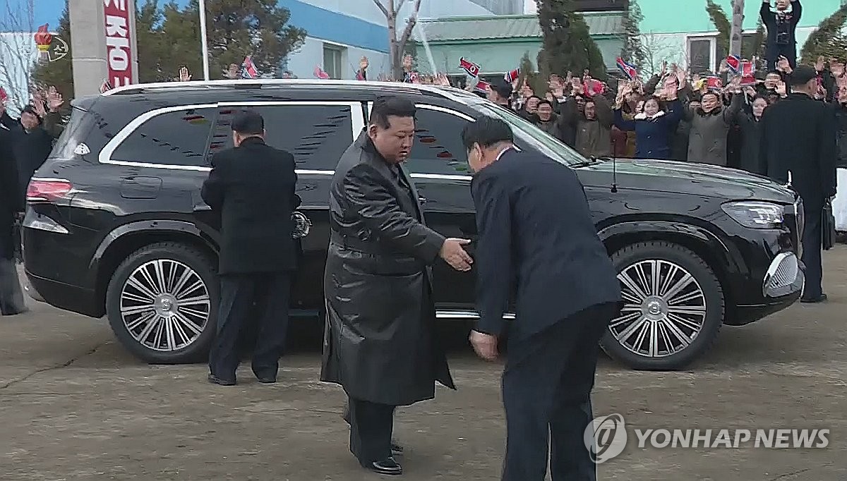 통일부, 김정은 새 벤츠 과시에 “입수경로 면밀히 추적”